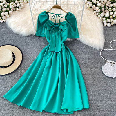 Naiste kleit lühikeste varrukate ja paelaga