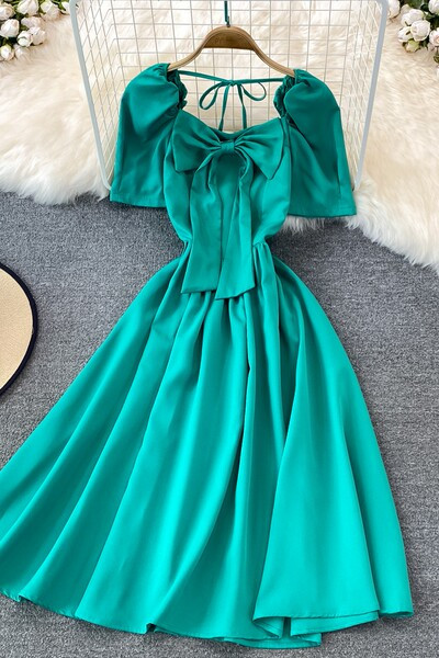 Naiste kleit lühikeste varrukate ja paelaga