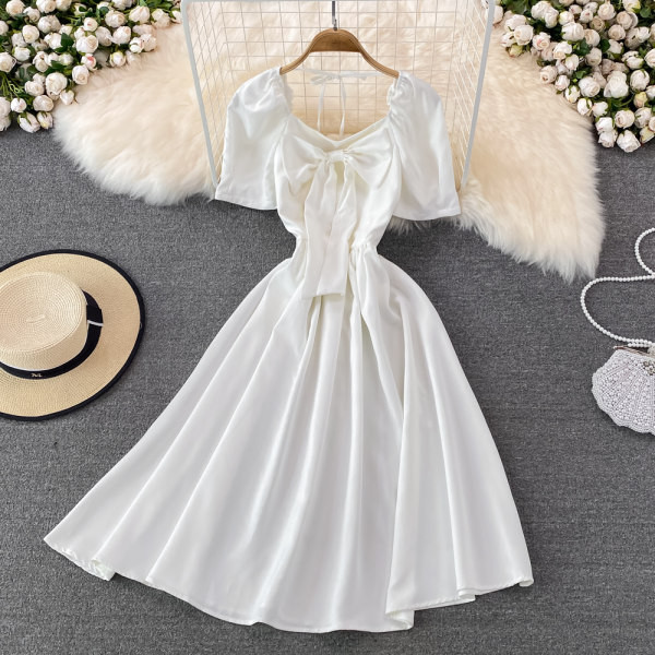 Naiste kleit lühikeste varrukate ja paelaga