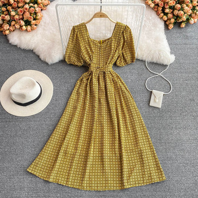 Rochie de damă în carouri cu decolteu pătrat și închidere cu fermoar