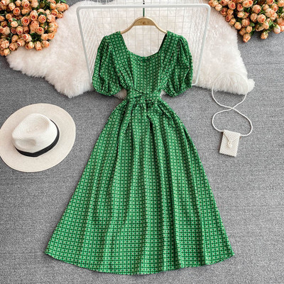 Rochie de damă în carouri cu decolteu pătrat și închidere cu fermoar