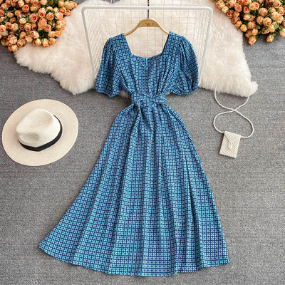 Rochie de damă în carouri cu decolteu pătrat și închidere cu fermoar