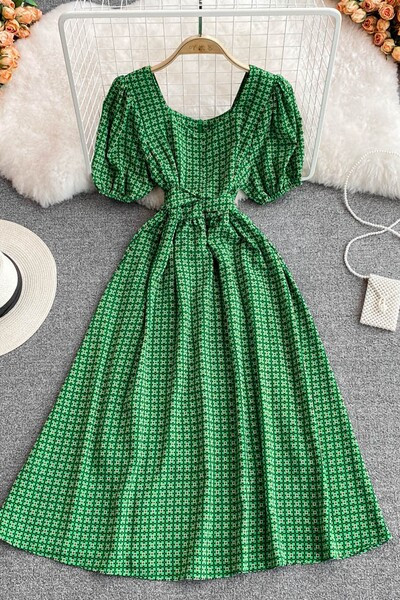 Rochie de damă în carouri cu decolteu pătrat și închidere cu fermoar