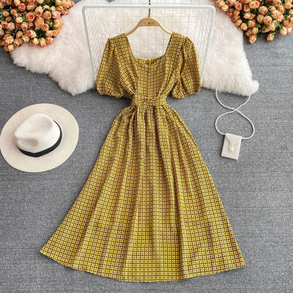 Rochie de damă în carouri cu decolteu pătrat și închidere cu fermoar