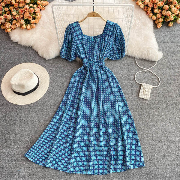 Rochie de damă în carouri cu decolteu pătrat și închidere cu fermoar