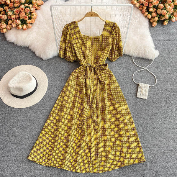 Rochie de damă în carouri cu decolteu pătrat și închidere cu fermoar