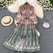 Sieviešu kleita ar garām piedurknēm aplikāciju un jostiņu