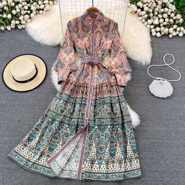 Sieviešu kleita ar garām piedurknēm aplikāciju un jostiņu