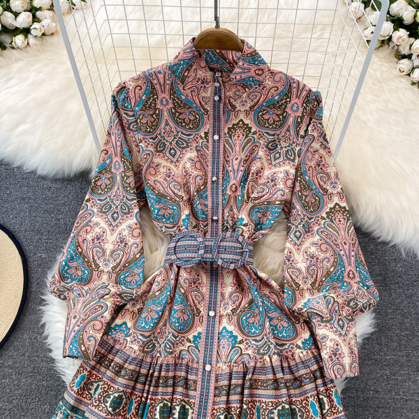 Sieviešu kleita ar garām piedurknēm aplikāciju un jostiņu