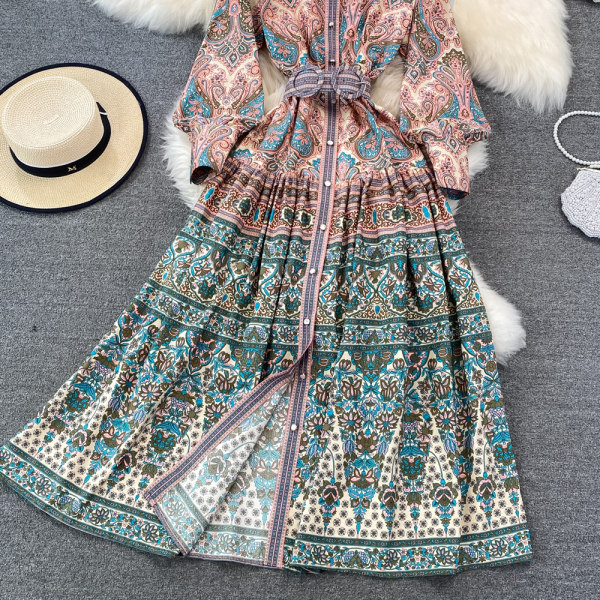 Sieviešu kleita ar garām piedurknēm aplikāciju un jostiņu