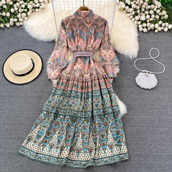 Sieviešu kleita ar garām piedurknēm aplikāciju un jostiņu