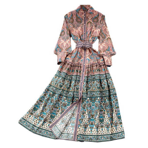 Sieviešu kleita ar garām piedurknēm aplikāciju un jostiņu