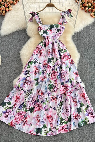 Lillemustri ja rihmadega naiste kleit