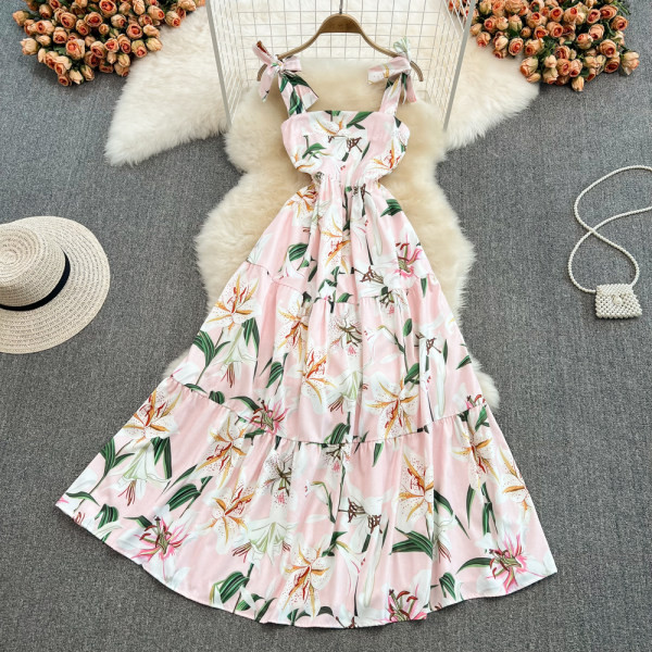 Lillemustri ja rihmadega naiste kleit