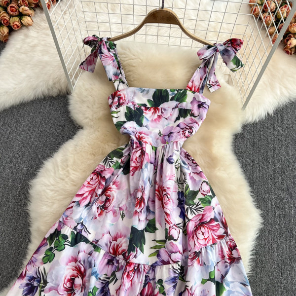 Lillemustri ja rihmadega naiste kleit