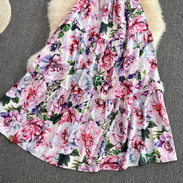 Lillemustri ja rihmadega naiste kleit