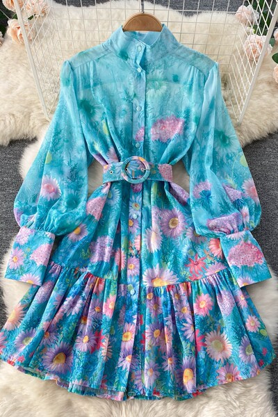 Väljalõigatud kevadkleit vööga