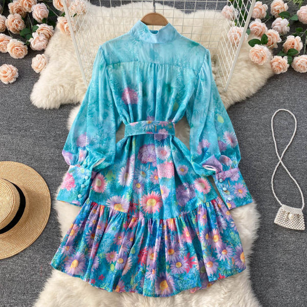 Väljalõigatud kevadkleit vööga