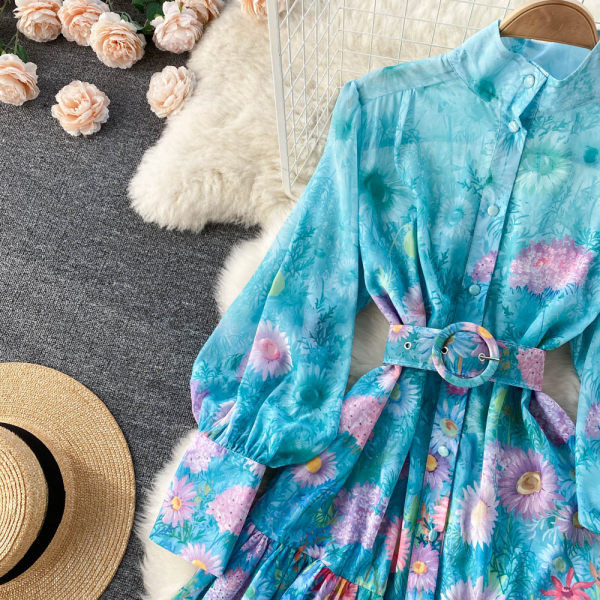 Väljalõigatud kevadkleit vööga