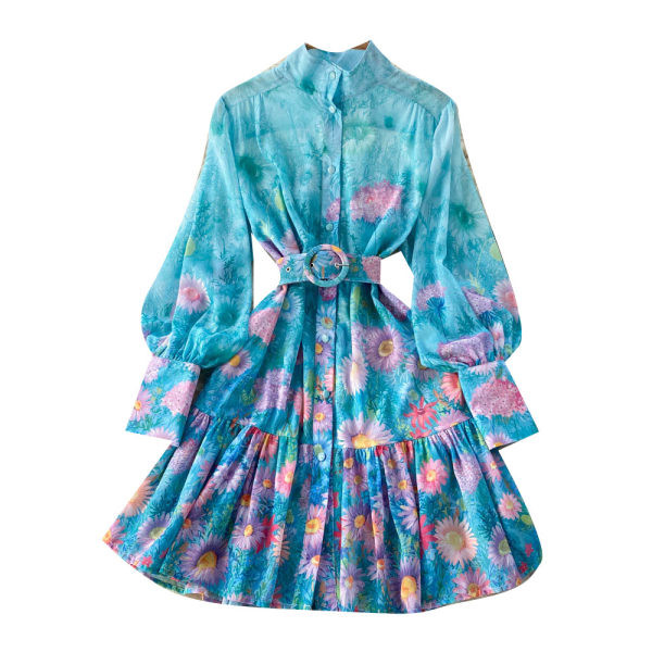 Väljalõigatud kevadkleit vööga