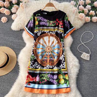 Uue mudeli naiste värviline lühikeste varrukatega kleit