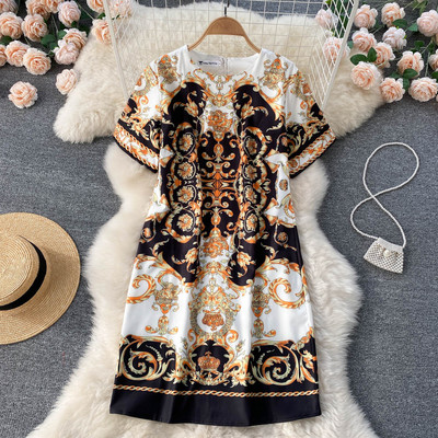 Uue mudeli naiste värviline lühikeste varrukatega kleit