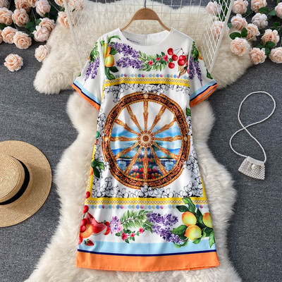 Uue mudeli naiste värviline lühikeste varrukatega kleit