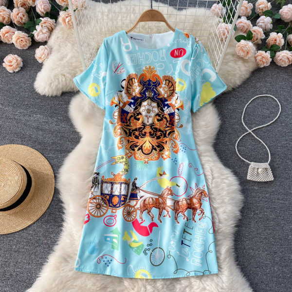 Uue mudeli naiste värviline lühikeste varrukatega kleit