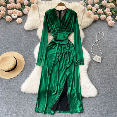 Spits dekoltee ja lõhikuga naiste kleit