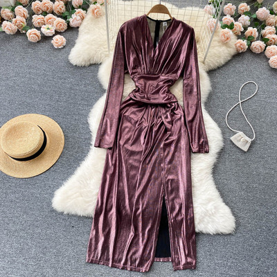 Spits dekoltee ja lõhikuga naiste kleit