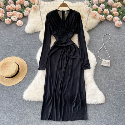 Spits dekoltee ja lõhikuga naiste kleit