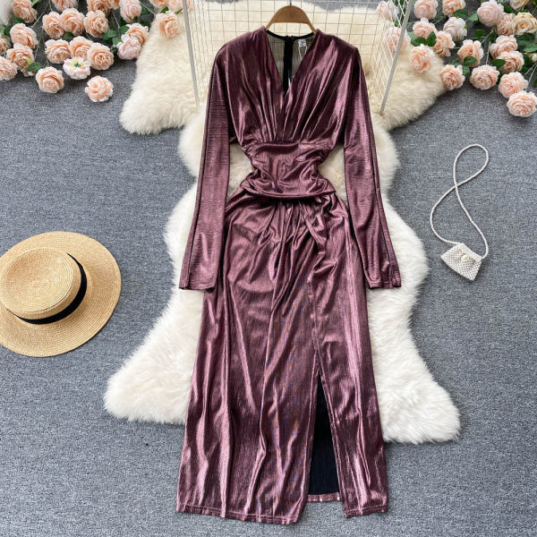 Spits dekoltee ja lõhikuga naiste kleit