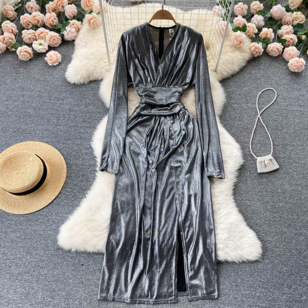 Spits dekoltee ja lõhikuga naiste kleit