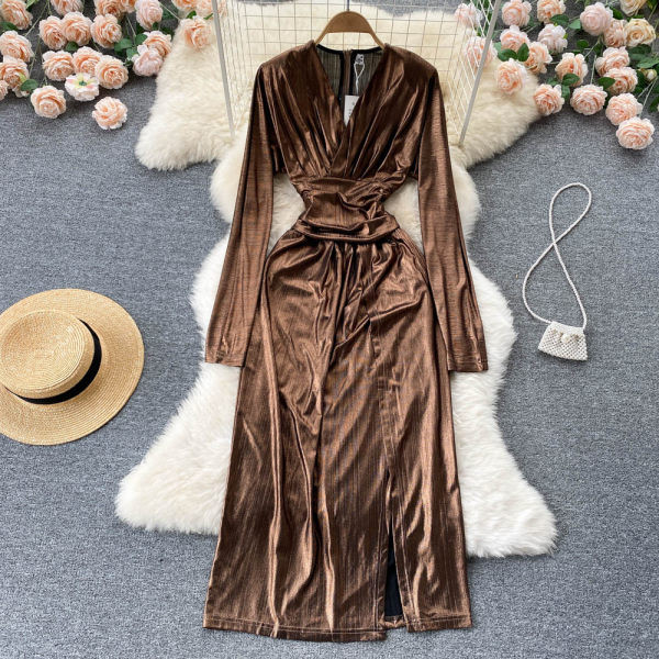 Spits dekoltee ja lõhikuga naiste kleit