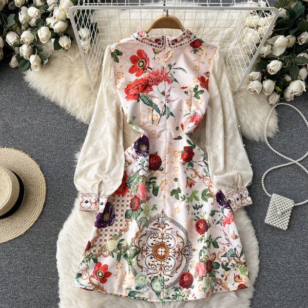 Lillemustri ja tikandiga naiste kleit