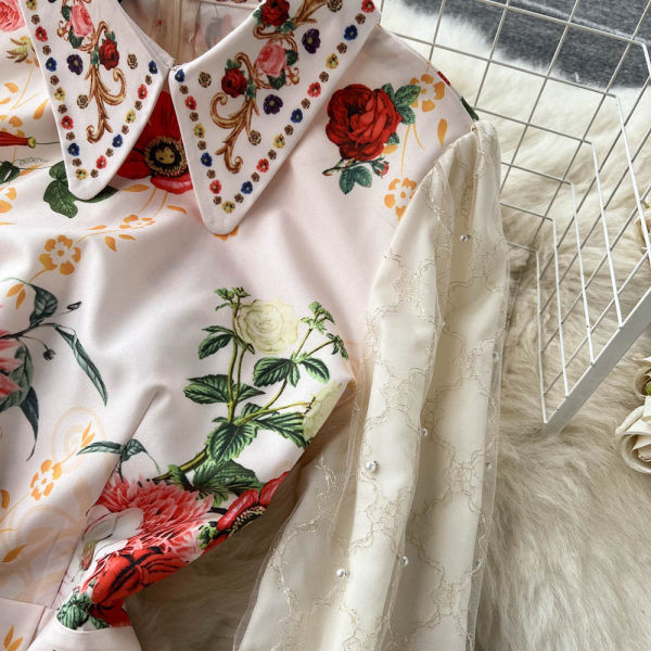 Lillemustri ja tikandiga naiste kleit