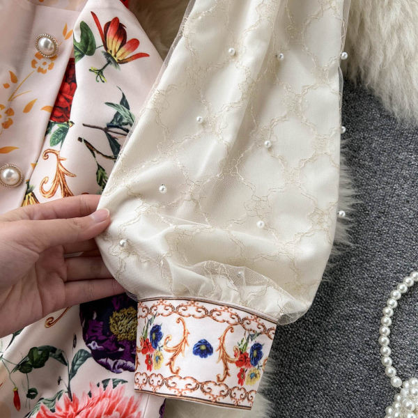 Lillemustri ja tikandiga naiste kleit