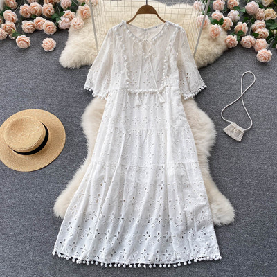 Naiste kleit lühikeste varrukate ja tikandiga uus mudel