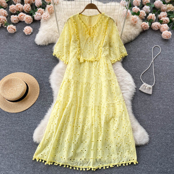 Naiste kleit lühikeste varrukate ja tikandiga uus mudel