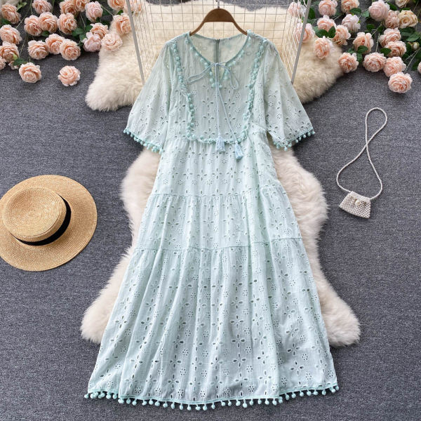 Naiste kleit lühikeste varrukate ja tikandiga uus mudel