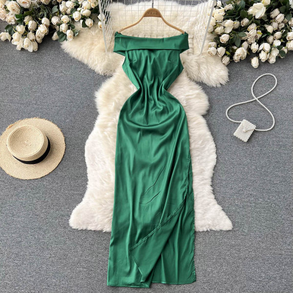 Paljaste õlgadega naiste kleit