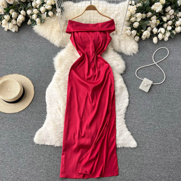 Paljaste õlgadega naiste kleit