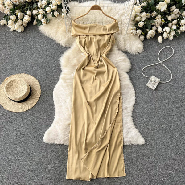 Paljaste õlgadega naiste kleit