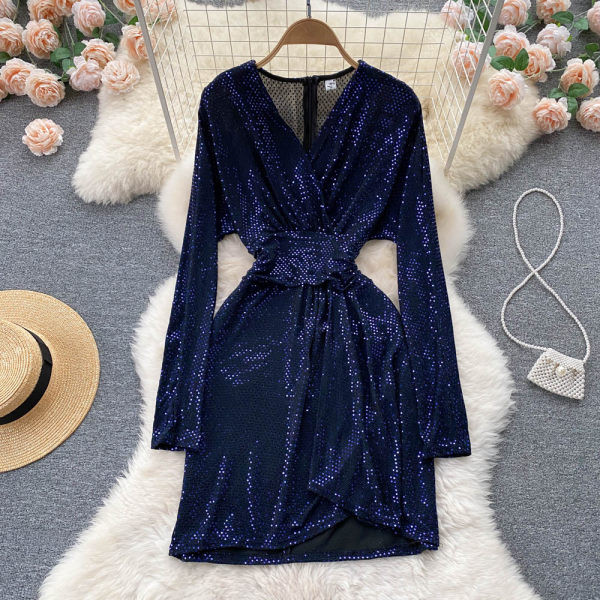 Särav kleit spitsikaelusega