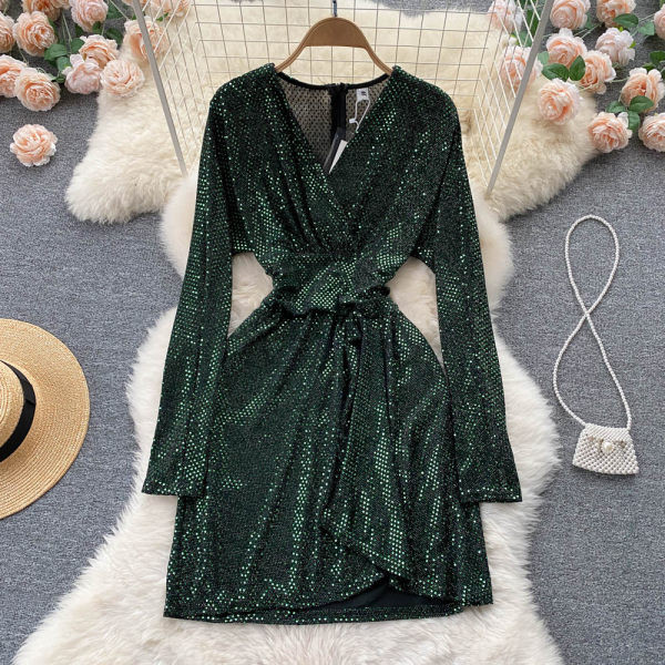 Särav kleit spitsikaelusega