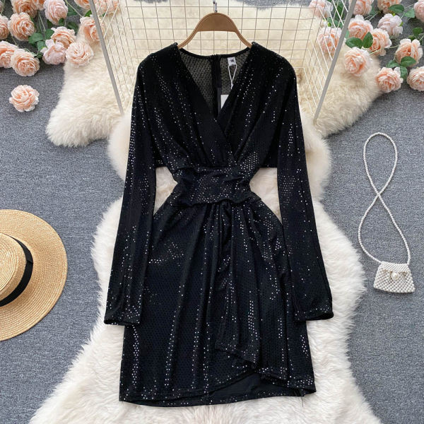 Särav kleit spitsikaelusega