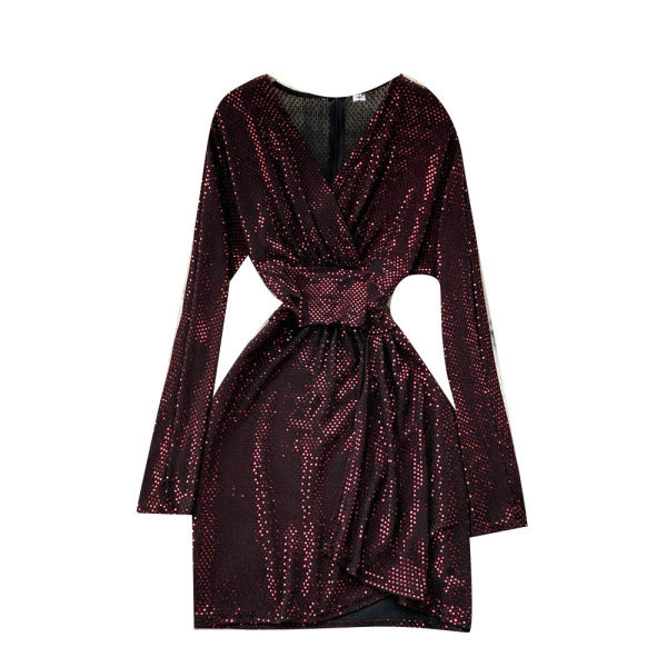 Särav kleit spitsikaelusega