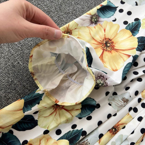 Uue mudeli kevadine lillemustriga naiste kleit