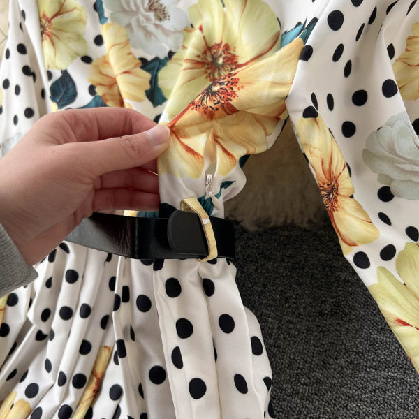 Uue mudeli kevadine lillemustriga naiste kleit