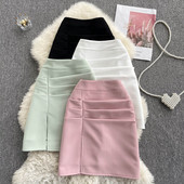 Naiste kõrge vöökoha ja lõhikuga seelik